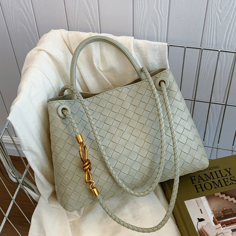 Metal rope buckle woven shoulder bag, fashionable, versatile, retro, commuter bag for women.