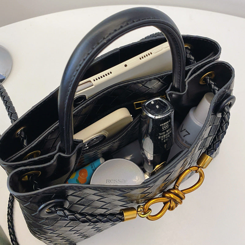 Metal rope buckle woven shoulder bag, fashionable, versatile, retro, commuter bag for women.