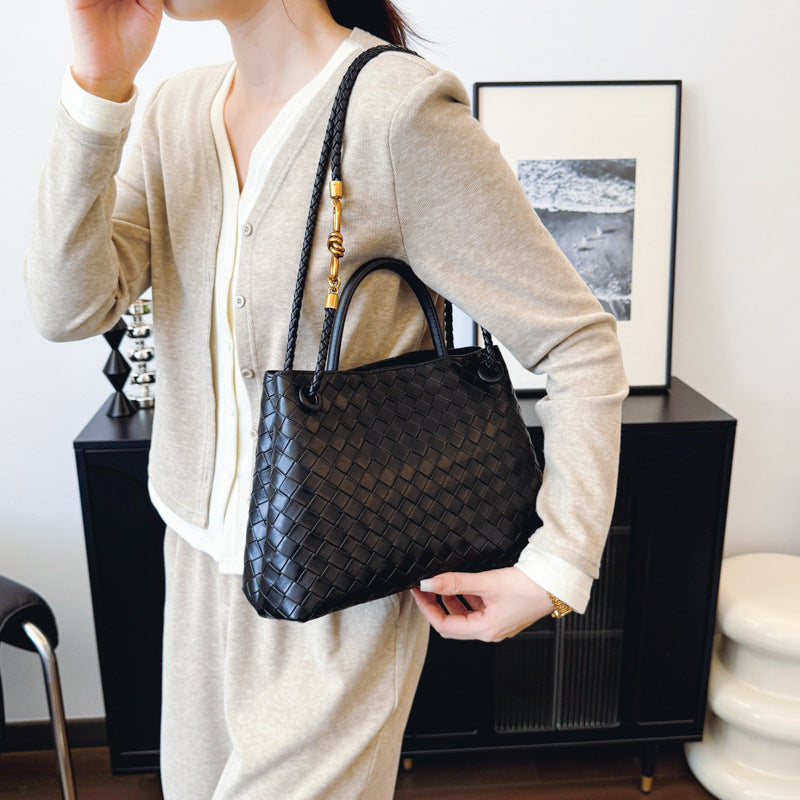 Metal rope buckle woven shoulder bag, fashionable, versatile, retro, commuter bag for women.